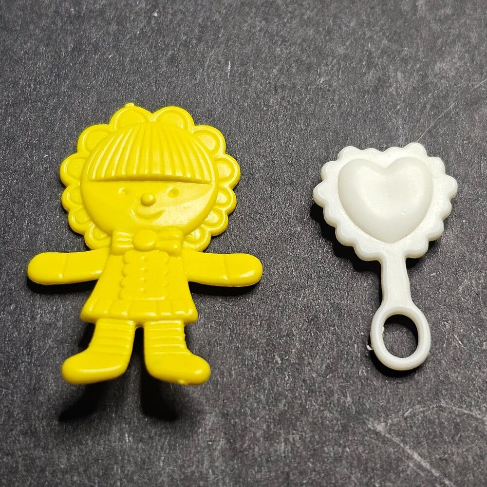 Vtg Barbie Little Sister (Kelly/Krissy) Yellow Rag Doll White Rattle Accessories